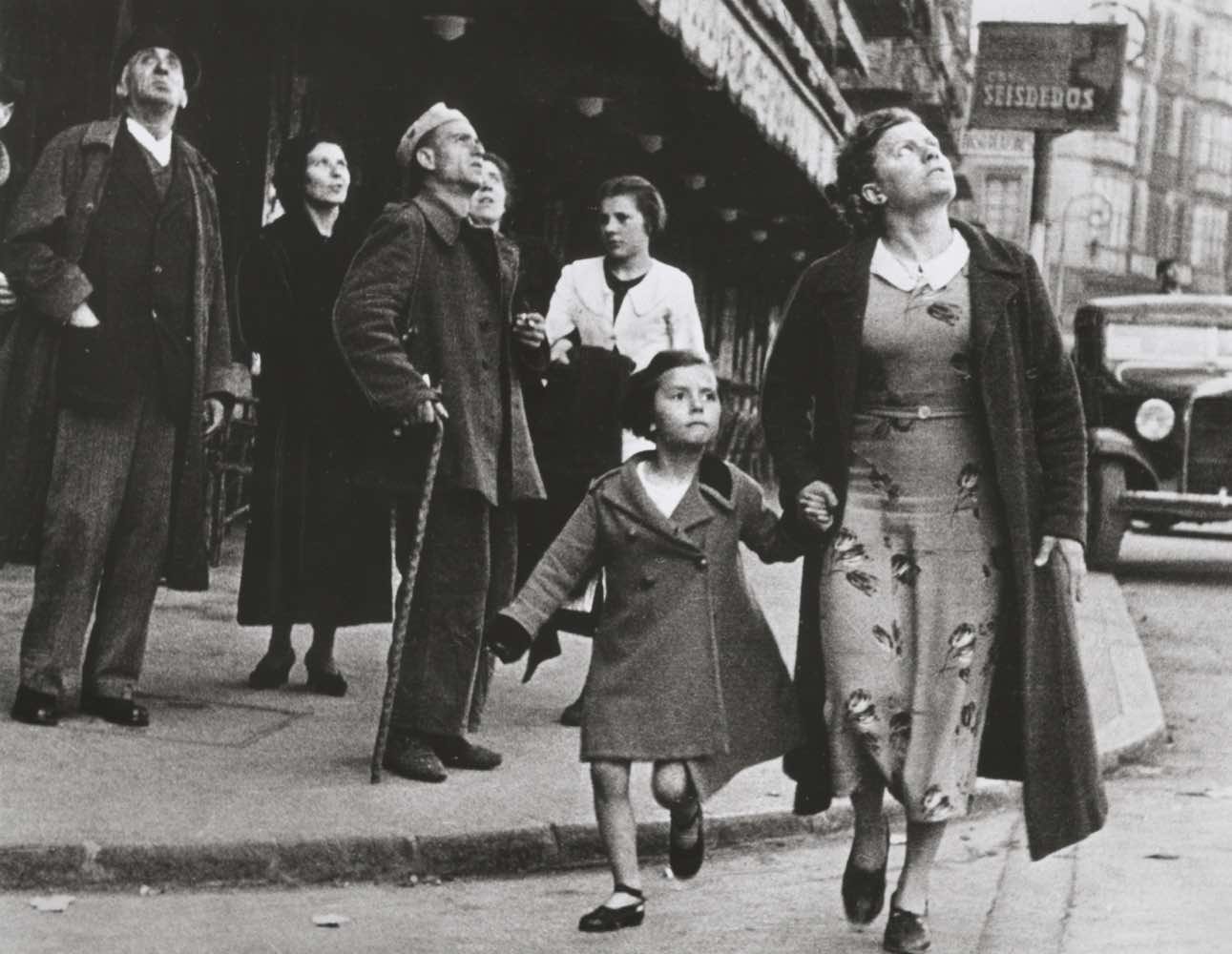 Ara gÜler mÜzesİ 1757415386 bir hava sald r s esnas nda gran via zerinde s na a do ru ko an kad n ve ocuk bilbao spanya may s 1937 robert capa
