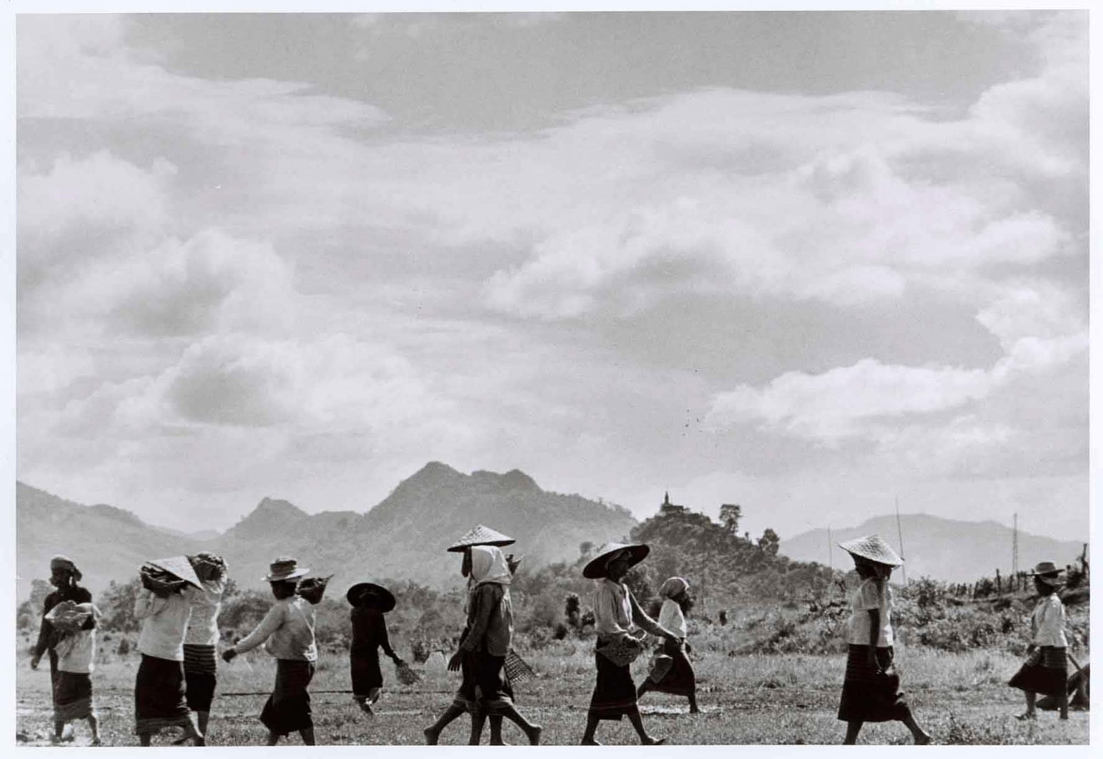 Ara gÜler mÜzesİ 1757415388 le g ne i alt nda y r yen kad nlar nam nh yak nlar vietnam may s 1954 robert capa